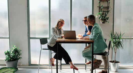 Personnes échangeants dans un cadre professionnel